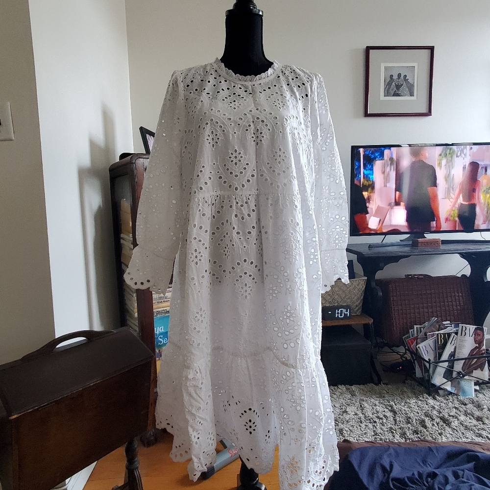 XL.White Eyelet Dress